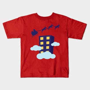 Santa flying sleigh past skyscraper Kids T-Shirt